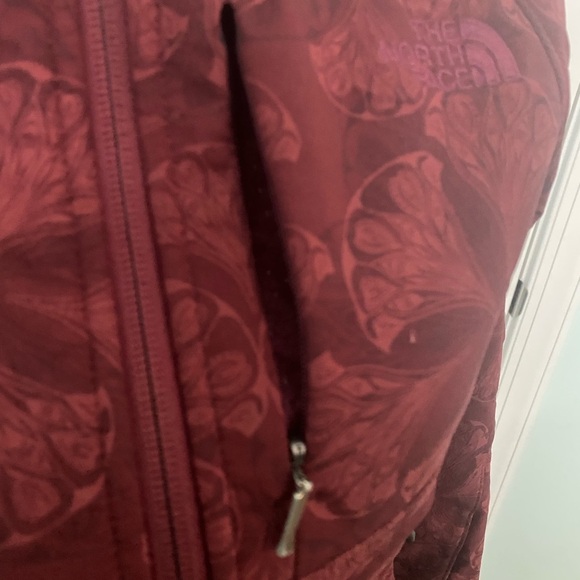 North Face Maroon Apex Floral Soft Shell Jacket Coat Sz XS w/ Pinhole Flaw - Picture 8 of 12